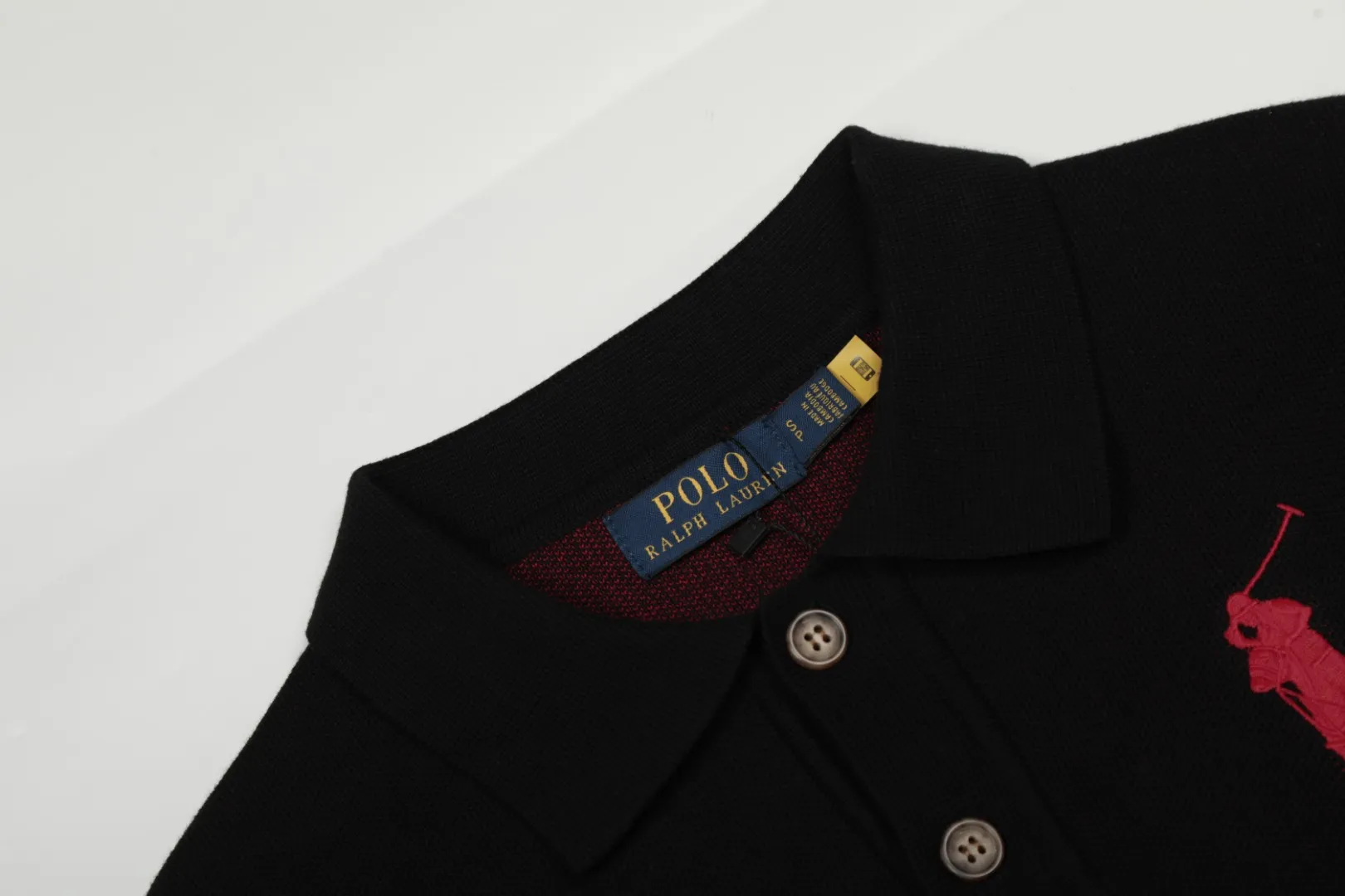 P250 Top quality" Style number: DS164# (not off the shelves all year round) [Ralph Lauren autumn and winter Malaysia embroidered logo knitted POLO lapel sweater] ✅Ralph Lauren Ralph Lauren classic basic lapel POLO same style knitted autumn and winter sweater for men and women ✅Main supplier platform live broadcast Wholesale entity Replenish when out of stock Not off the shelf ✅ZP quality 1:1 version Scan the code to enter the GF website Counter quality ✅Detailed quality is the only one in Guangzhou Imported quality cotton yarn, 750g weight, focusing on high-end, cost-effective, good quality, needless to say, ✅The version is restored to the original order, the maximum size can be worn up to 190 pounds, loose, comfortable and stress-free, ✅The upper body is simple and easy to match, a must-have for male gods. Good-looking clothes are never picky. A must-have in couples' wardrobes. Size: S-XL. Color: Milk white, gray, black and white, black and red, navy white label, navy red label